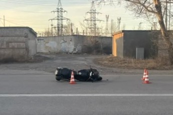 В Абакане мотоциклист без прав опрокинулся, получив травму головы