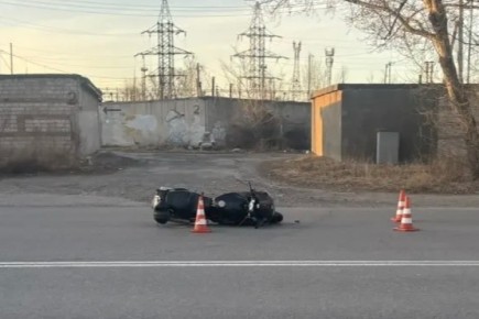 В Абакане мотоциклист без прав опрокинулся, получив травму головы
