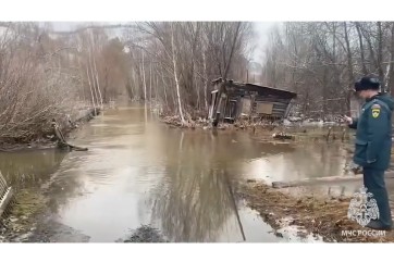 Ледовый затор на Абакане вызвал подтопление дач в Абазе, введен режим ЧС