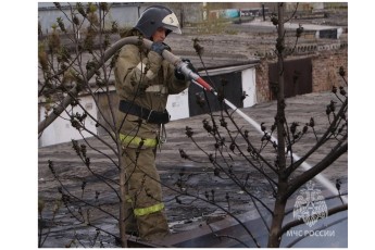 В Абакане замыкание проводки привело к пожару в надворных постройках