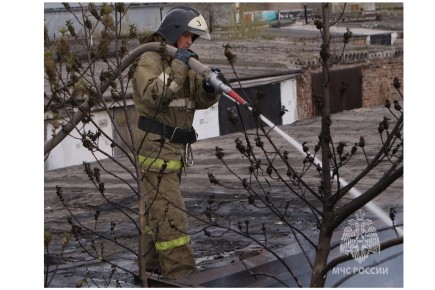 В Абакане замыкание проводки привело к пожару в надворных постройках