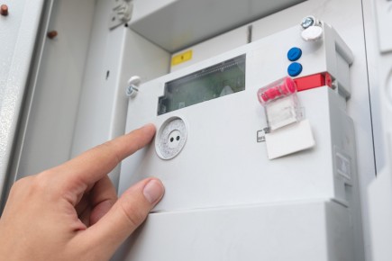 В Хакасии мошенники выманивают коды Госуслуг под видом замены электросчетчиков