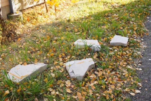 В Минусинском округе школьники повредили могилы на кладбище поселка Топольки