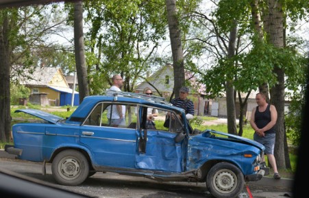 В Абакане "Нива" серьезно помяла ВАЗ