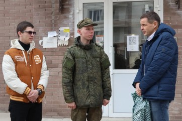 Мэр Абакана Алексей Лемин вручил первые в 2026 году ключи от жилья сиротам