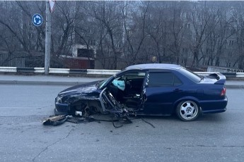 На виадуке в Абакане "Honda Accord" врезался во встречную "Honda Fit"