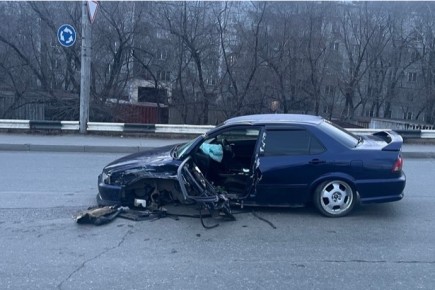 На виадуке в Абакане "Honda Accord" врезался во встречную "Honda Fit"