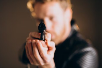 Уголовное дело возбуждено в отношении минусинца за стрельбу из пневматики у бара в Абакане