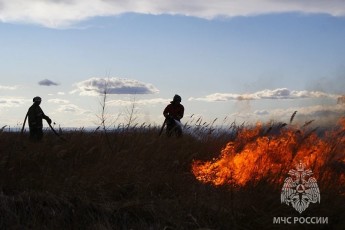 Огонь охватил дом, детсад и гараж в Хакасии на фоне степных пожаров