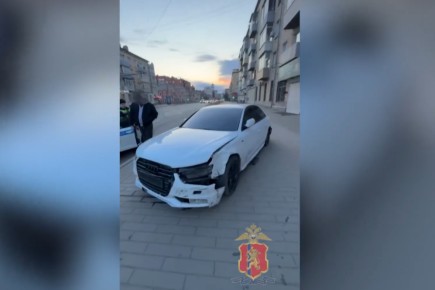 В Красноярске сотрудники ДПС открыли огонь по колесам пьяного лихача после наезда на инспектора