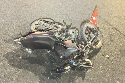 В Абакане женщина на "Nissan" не уступила дорогу мотоциклисту, спровоцировав ДТП