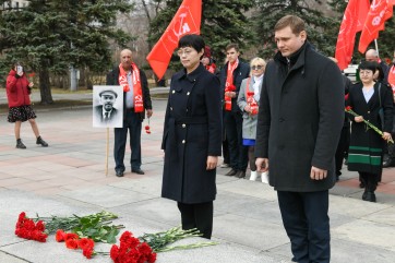 Глава Хакасии и генконсул КНР в Иркутске возложили цветы к памятнику Ленину