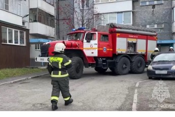 В Саяногорске пожарные спасли мужчину из горящей квартиры