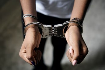 Помогая сожителю-закладчику, жительница Абакана заработала срок: ее судят за покушение на сбыт наркотиков