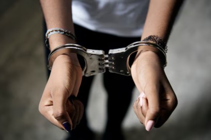 Помогая сожителю-закладчику, жительница Абакана заработала срок: ее судят за покушение на сбыт наркотиков