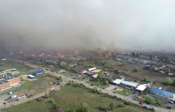 В Красноярском крае из-за сильного ветра горят десятки домов
