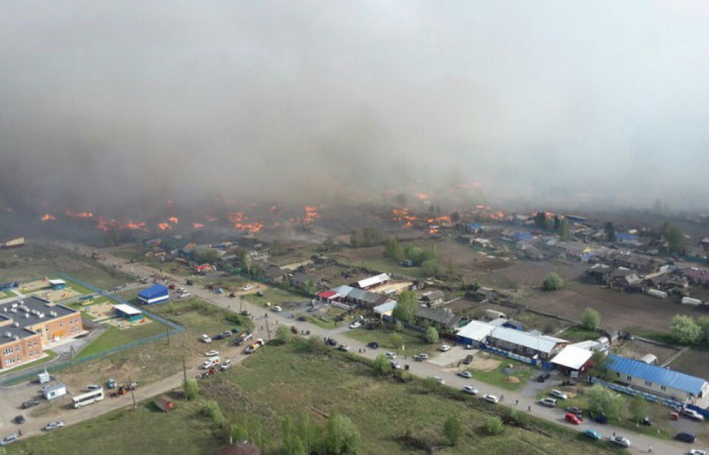 В Красноярском крае из-за сильного ветра горят десятки домов
