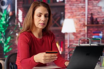 В Черногорске мошенники обманули женщину на 12 тысяч при онлайн-покупке запчасти