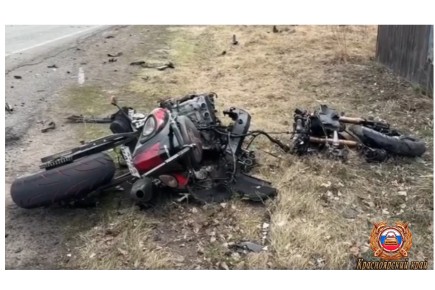 В столкновении под Шушенским погиб водитель мотоцикла, пострадали женщина и ребенок