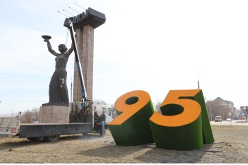 К 95-летию Абакана на въезде в город установили гигантские цифры