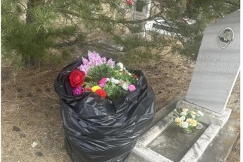 На абаканских кладбищах крадут цветы с могил – полиция ищет вандалов