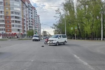 Автомобилист в Абакане не уступил дорогу мотоциклу, спровоцировав аварию