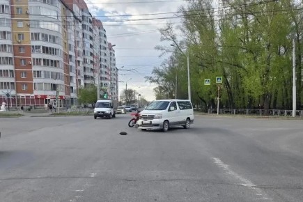 Автомобилист в Абакане не уступил дорогу мотоциклу, спровоцировав аварию