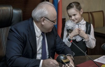 Глава Хакасии раздал автографы школьникам