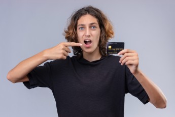 В Абакане задержан 18-летний "дроппер" по делу о продаже банковской карты