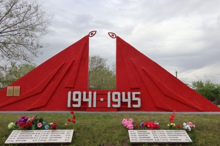 В Абакане у братской могилы почтили память красноармейцев, погибших в госпиталях