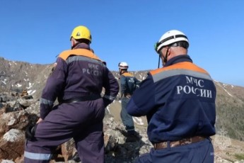 Добровольцы эвакуировали двух травмированных мужчин с горы Борус в Красноярском крае