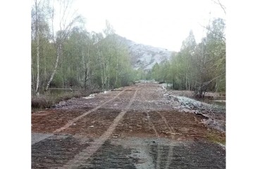 На трассе к Югачи в Хакасии паводок размыл дорогу, полотно восстановлено
