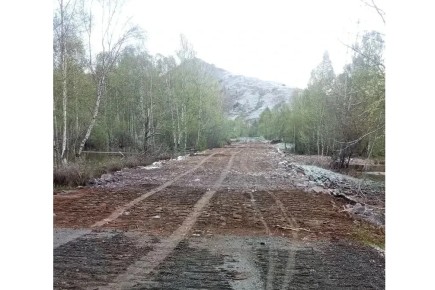 На трассе к Югачи в Хакасии паводок размыл дорогу, полотно восстановлено