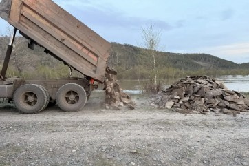 В Хакасии усилили дамбу в селе Устинкино из-за подъема воды в реке Черный Июс