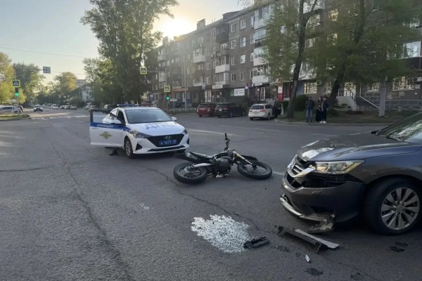 ДТП в Абакане: 16‑летний водитель питбайка и его пассажирка получили травмы
