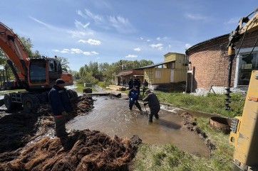 Дмитрий Бученик: на устранении коммунальной аварии вторые сутки работают 30 человек и 5 единиц техники