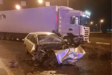 На 403 км трассы «Енисей» Toyota въехала в встречный грузовик, пассажир не был пристёгнут