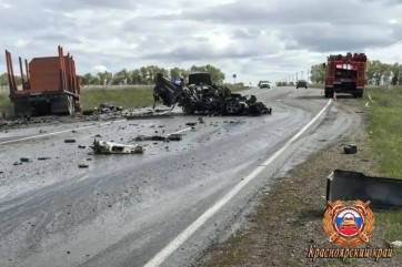 Жуткая авария под Минусинском: ДТП с КАМАЗом погиб водитель "Subaru"