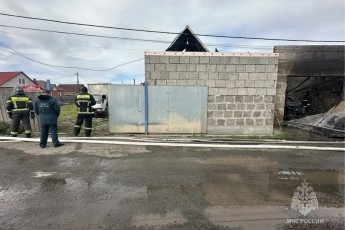 В Абакане пожарные потушили дом и гараж с машиной