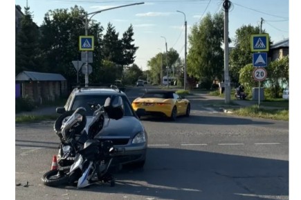 В Абакане 19-летняя байкерша пострадала в ДТП