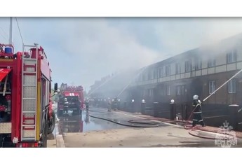 Крупный пожар ликвидируют рядом с Абаканом: горит таунхаус в Калинино