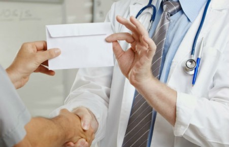 В Хакасии бывшего главврача республиканской больницы будут судить за взятку почти в 700 тыс. рублей