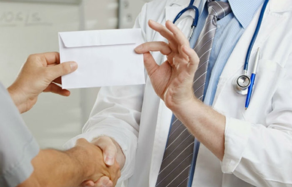 В Хакасии бывшего главврача республиканской больницы будут судить за взятку почти в 700 тыс. рублей