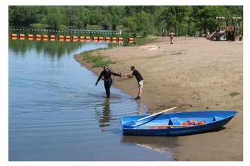 В Абакане перед открытием сезона обследовали дно городского пляжа