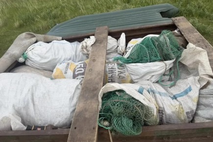 Браконьер из Тепличного заявил в полицию на конкурентов — изъяли 26 похищенных раколовок