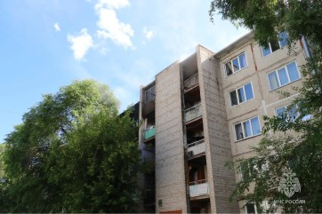 В Абакане пожарные за 23 минуты потушили огонь в общежитии и спасли 21 человека