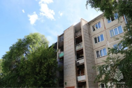 В Абакане пожарные за 23 минуты потушили огонь в общежитии и спасли 21 человека