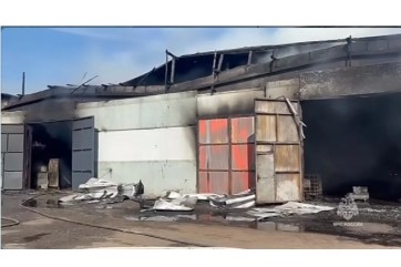 Крупный пожар в Шушенском: горит гараж площадью 2000 кв м
