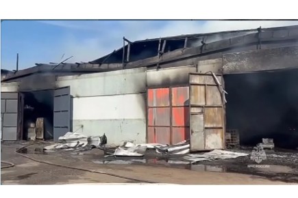 Крупный пожар в Шушенском: горит гараж площадью 2000 кв м