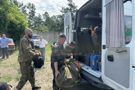 Десять десантников‑пожарных отправлены в Красноярский край; в Хакасии тушат пожар на скале